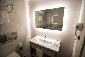A bathroom at Dovv Hotel Busıness