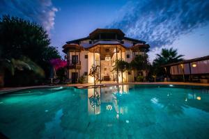een zwembad voor een huis bij Murat Pasha Mansion in Dalyan