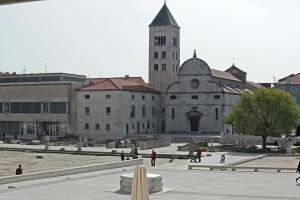 un gran edificio con una torre y una iglesia en Tinel Superior Residence, en Zadar