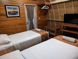 A bed or beds in a room at Paradesa Villa