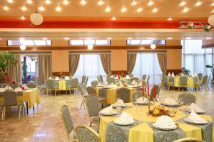 En restaurant eller et andet spisested på Hotel Dinara