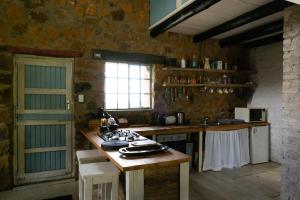 a kitchen with a stove and a counter top at Kliphuis in Van Reenen