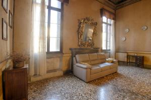 un soggiorno con divano e specchio di Vintage Venice Apartment a Venezia