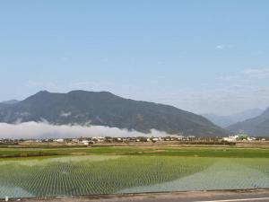 a field with a mountain in the background with aermott at 花總管 in Chin-yüan