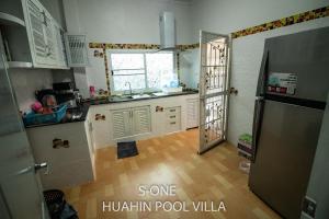 kuchnia ze zlewem i lodówką w obiekcie S-ONE HUAHIN POOLVILLA w mieście Hua Hin