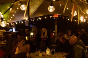 um grupo de pessoas sentadas numa mesa numa tenda em The Bull em Ditchling