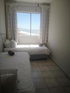 - une chambre avec 2 lits et une fenêtre donnant sur l'océan dans l'établissement 34 Camarque, à Umdloti