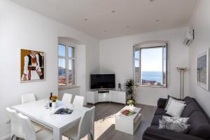 sala de estar con mesa blanca y sofá en Apartments Minceta Old Town, en Dubrovnik