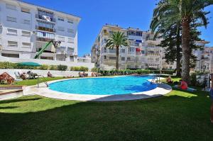 Bazén v ubytovaní bright central apartment alebo v jeho blízkosti