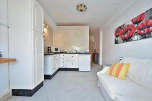 Kuchyň nebo kuchyňský kout v ubytování bright central apartment