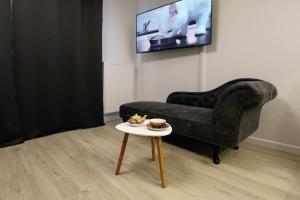 salon z krzesłem i stolikiem kawowym w obiekcie LUX Apartament Rogowo Pearl w Rogowie