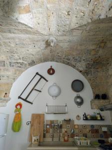 SoletoにあるBilocale San Nicolaの古い石造りの建物内のキッチン(カウンタートップ付)