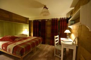 Postel nebo postele na pokoji v ubytování Hotel Petit Dahu - Chambres et Restaurant
