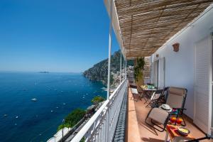 Elle comprend un balcon offrant une vue sur l'océan. dans l'établissement Your home in the heart of Positano - centralissima, à Positano