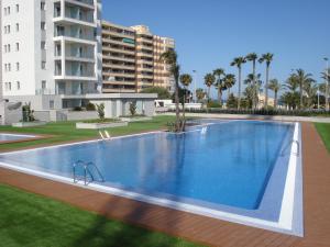 ein leerer Pool vor einem Gebäude in der Unterkunft Luxury appartement 2c La Mata 50m from the sea in La Mata