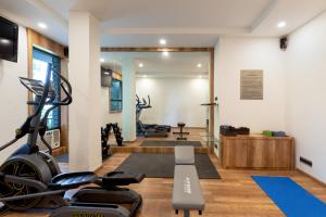 Un gimnasio con cintas de correr y equipos de ejercicio en una habitación. en Kwality's Motel Shiraz, en Bhopal