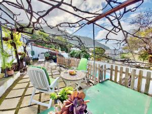 d'une terrasse avec deux chaises et une table. dans l'établissement Emblemática Los Helechos, à Los Realejos