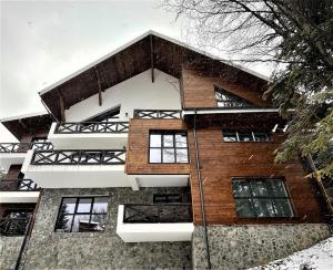 aominium building with a lot of windows at Ama Apartament - Cota 1000 Sinaia in Sinaia