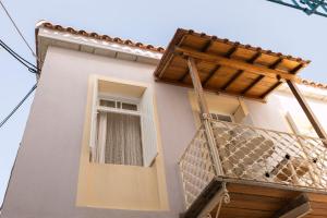 een gebouw met een balkon en een raam bij Casa Blue Old Port, Philian Collection in Skiathos-stad +9 foto's