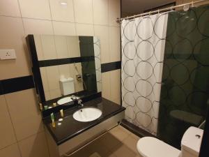 Bathroom sa Easy Inn Hotel Suites