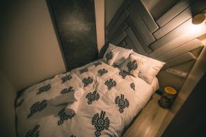 a bed with a white comforter and pillows at RelaxApart - Komfortowy apartament Pod Stokiem in Szczyrk