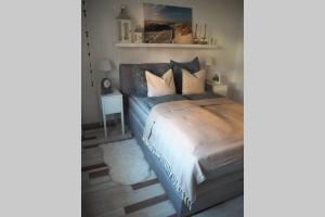 una camera da letto con un letto con cuscini di Villa Wohli 4 Sterne FERIENWOHNUNG AM HARZ a Nordhausen
