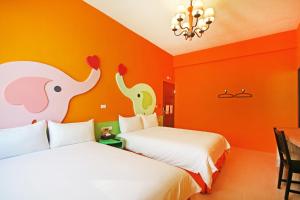 Uma cama ou camas num quarto em Fun Trip - Little Castle & Oscar B&B