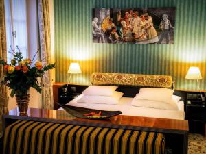 Giường trong phòng chung tại Mercure Grand Hotel Biedermeier Wien
