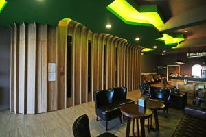 um restaurante com cadeiras e mesas e divisórias de madeira em Fun Trip - Little Castle & Oscar B&B em Taitung City