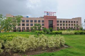 Taman di luar Ramada Encore by Wyndham Statue of Unity