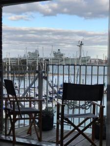 ゴスポートにあるThe Admiral's Quartersのマリーナを見渡すバルコニーに座る椅子