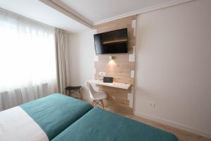 A television and/or entertainment centre at Hotel VIDA Finisterre Centro