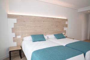 Posteľ alebo postele v izbe v ubytovaní Hotel VIDA Finisterre Centro