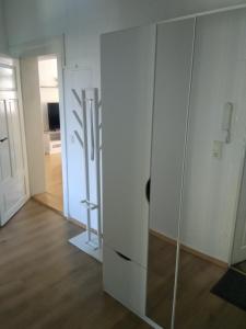 un armario blanco en una habitación con pasillo en Ferienwohnung Rudi, en Chemnitz