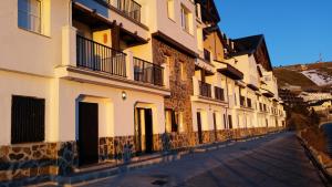 une rangée de bâtiments dans une rue de la ville dans l'établissement Sierra Nevada Apartment, à Grenade