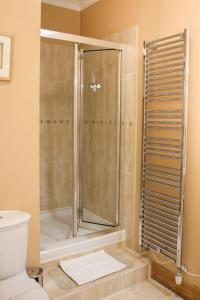 ein Bad mit einer Dusche und einem WC in der Unterkunft Station Hotel And Restaurant in Melrose