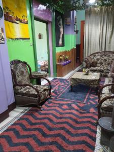 Area tempat duduk di African House Hostel