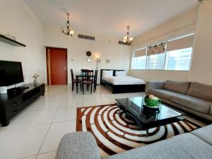 uma sala de estar com um sofá e uma cama em Private rooms in 3 bedroom apartment SKYNEST Homes marina pinnacle em Dubai