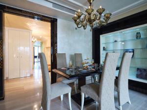 une salle à manger avec une table, des chaises et un lustre dans l'établissement MyCityHome - Luxurious apartment on Calle O'Donnell, à Madrid