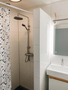 y baño con ducha y lavamanos. en ECHT-Bergen, en Bergen
