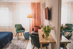 a hotel room with a bed and a living room at Pokoje Gościnne Nowy Świat in Supraśl