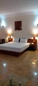 Postel nebo postele na pokoji v ubytování Hôtel Marbella