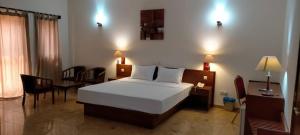 Postel nebo postele na pokoji v ubytování Hôtel Marbella