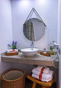 een badkamer met een wastafel en een spiegel bij Iriarte52 in Puerto de la Cruz