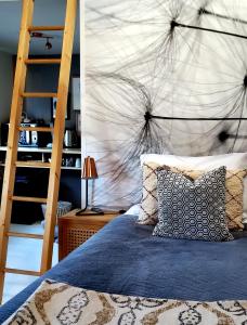 1 dormitorio con cama y escalera de madera en A little Peace and Quiet en Wahlwiller