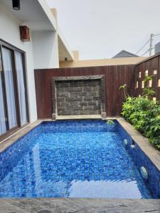 Der Swimmingpool an oder in der Nähe von Villa Ulin A3 at Villa Ubud Anyer
