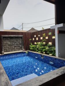 ein Schwimmbad auf dem Dach eines Gebäudes in der Unterkunft Villa Ulin A3 at Villa Ubud Anyer in Serang + 7 Fotos