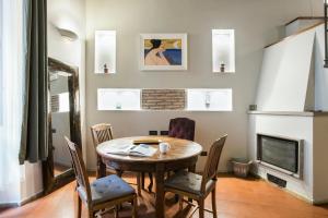 uma sala de jantar com mesa e cadeiras de madeira em Charming Pantheon Apt in the heart of Rome em Roma