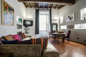 uma sala de estar com um sofá e uma mesa em Charming Pantheon Apt in the heart of Rome em Roma