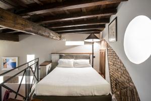 um quarto com uma cama num quarto com tectos em madeira em Charming Pantheon Apt in the heart of Rome em Roma
